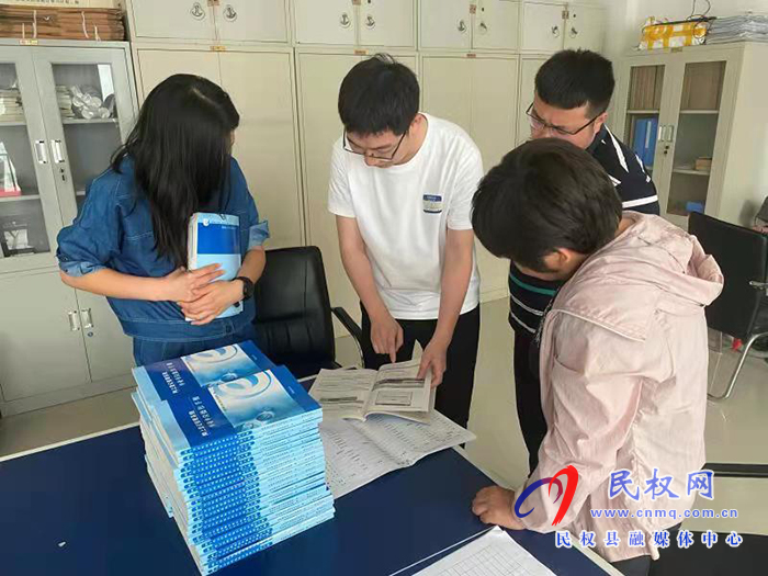 县委编办为事业单位法人发放汇编资料 县委编办为事业单位法人发放汇编资料