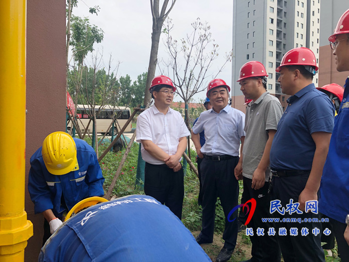 县委副书记、县长张团结查看安全生产工作 县委副书记、县长张团结查看安全生产工作