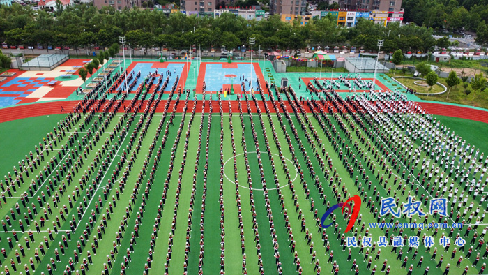 河南民权：“最美大课间”2800名学生齐跳足球赛