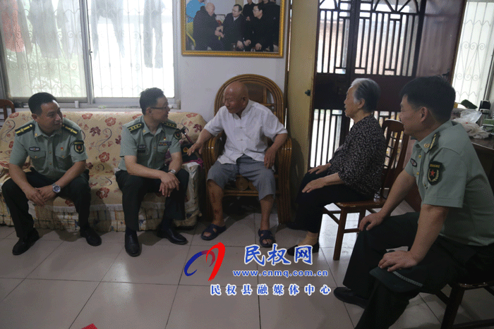 民权县人武部入村到户走访慰问老党员老革命 民权县人武部入村到户走访慰问老党员老革命
