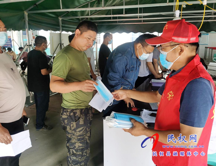 双塔镇：志愿服务助力 疫苗有序接种