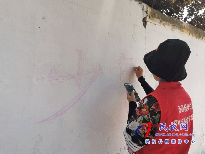  肖战粉丝公益郑州志愿者实践团队义务彩绘 为乡村小学“添新衣”