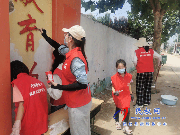  肖战粉丝公益郑州志愿者实践团队义务彩绘 为乡村小学“添新衣”