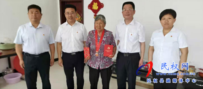 县人大常委会副主任李勇到王庄寨镇开展重温入党誓词和慰问困难老党员活动 县人大常委会副主任李勇到王庄寨镇开展重温入党誓词和慰问困难老党员活动