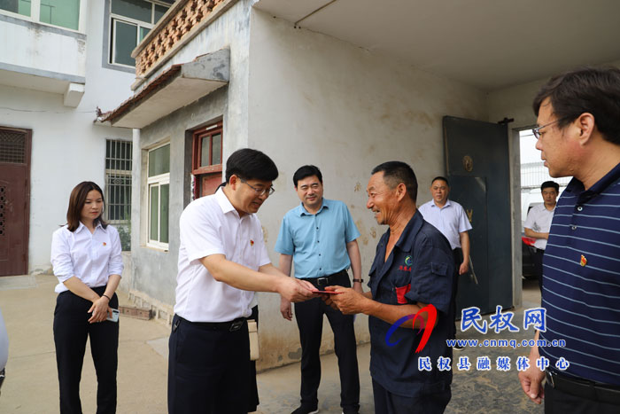 县委副书记、县长张团结走访慰问老党员和困难党员