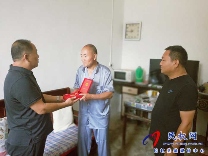 民权县农村公路管理所领导班子前往老党员家中颁发“光荣在党50年”纪念章 民权县农村公路管理所领导班子前往老党员家中颁发“光荣在党50年”纪念章