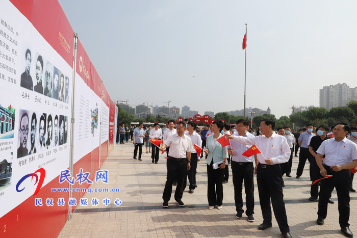 我县庆祝中国共产党成立100周年“奋斗百年路·启航新征程”大型图片展开展