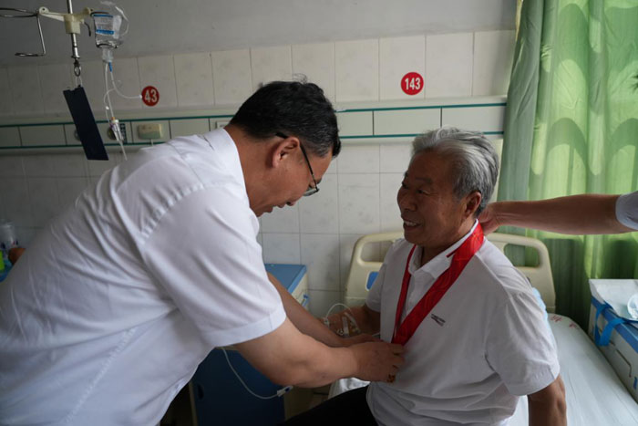 县委常委、县纪委书记、县监委主任张亚光走访慰问老党员 县委常委、县纪委书记、县监委主任张亚光走访慰问老党员
