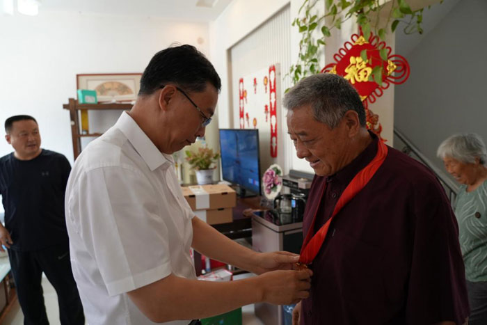 县委常委、县纪委书记、县监委主任张亚光走访慰问老党员 县委常委、县纪委书记、县监委主任张亚光走访慰问老党员
