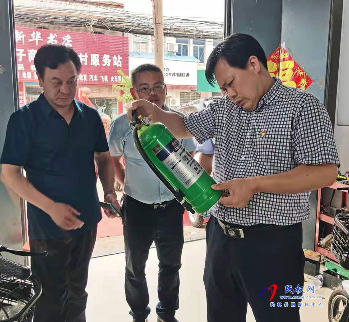 县委常委、政法委书记、副县长孟祥亮到龙塘镇督导检查“九小场所”及沿街门店安全生产工作落实情况 县委常委、政法委书记、副县长孟祥亮到龙塘镇督导检查“九小场所”及沿街门店安全生产工作落实情况