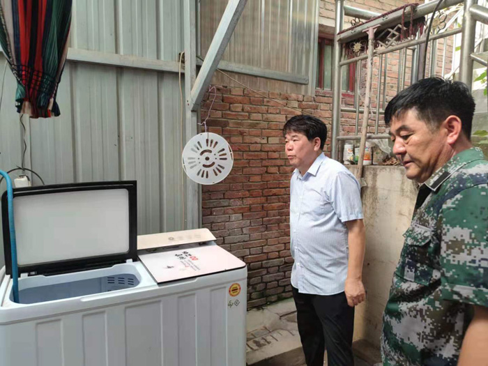 市政法委四级调研员闫曙光深入我县白云寺镇督导安全生产工作 市政法委四级调研员闫曙光深入我县白云寺镇督导安全生产工作