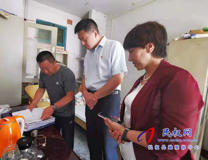 县委宣传部副部长李忠强调研指导“护苗”工作站建设情况