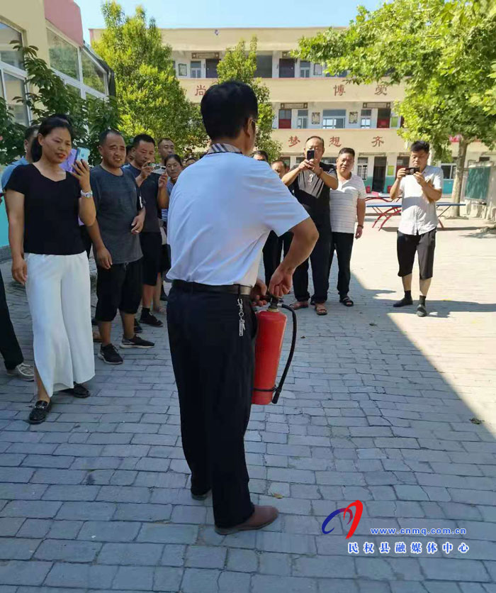 龙塘镇教育系统开展安全培训暨消防应急演练