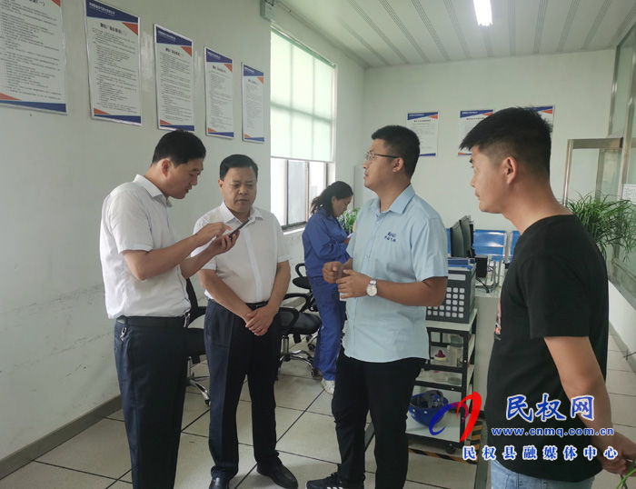 县人大常委会副主任石克林到河南省国益气体督导安全生产工作