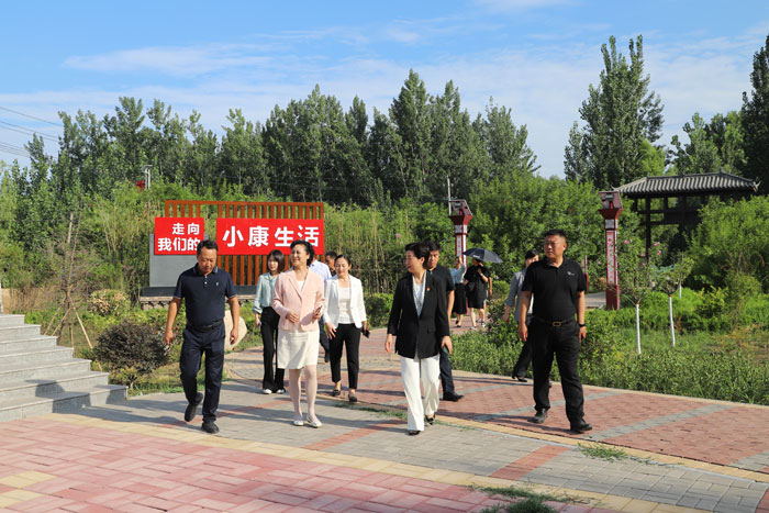 省妇联联络部部长卢前扬到野岗镇观摩美丽乡村和美丽庭院建设工作 省妇联联络部部长卢前扬到野岗镇观摩美丽乡村和美丽庭院建设工作