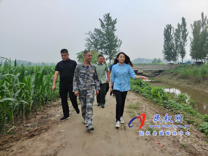 县委常委、县人武部部长熊四香到双塔镇开展防汛除涝安全专项巡河工作