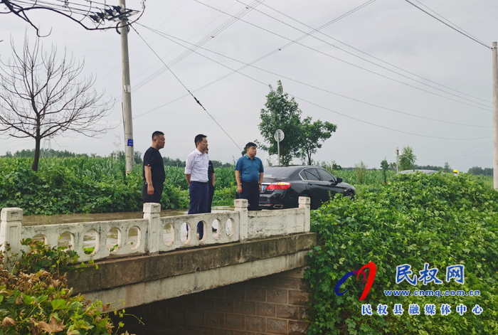 县委常委、县委办公室主任孟亚松到野岗镇查看防汛情况 县委常委、县委办公室主任孟亚松到野岗镇查看防汛情况