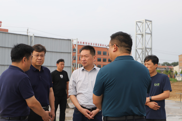县委常委、县委办公室主任孟亚松调研督导安置房建设工作 县委常委、县委办公室主任孟亚松调研督导安置房建设工作