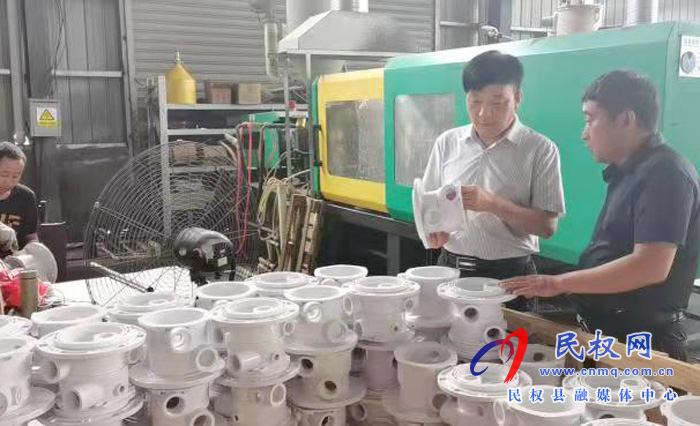 林七乡党委书记王向东利用“助企日”开展企业帮扶活动 林七乡党委书记王向东利用“助企日”开展企业帮扶活动