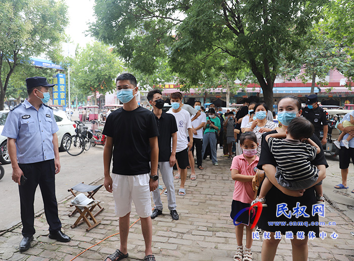 核酸检测采样点:提前派号排队井然有序 核酸检测采样点:提前派号排队井然有序