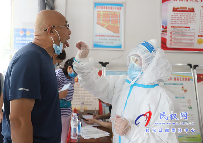 核酸检测采样点:提前派号排队井然有序 核酸检测采样点:提前派号排队井然有序