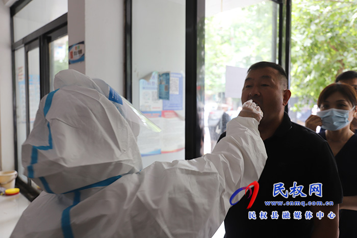 核酸检测采样点:提前派号排队井然有序 核酸检测采样点:提前派号排队井然有序