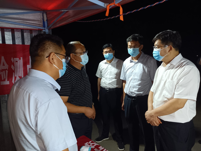 县委书记、县长张团结夜查疫情防控工作 县委书记、县长张团结夜查疫情防控工作