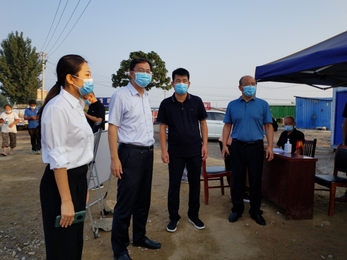 县委常委、纪委书记、监察委主任张亚光到双塔镇检查疫情防控工作
