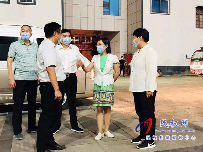 县委副书记、县长候选人王静娴深入乡镇夜查疫情防控工作 县委副书记、县长候选人王静娴深入乡镇夜查疫情防控工作