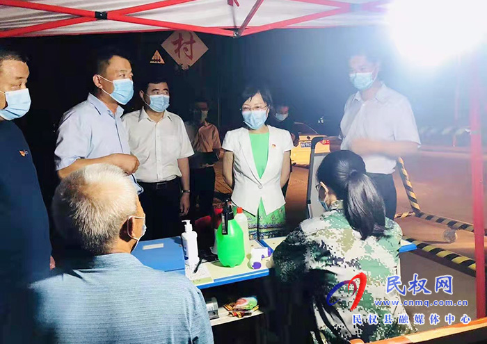 县委副书记、县长候选人王静娴深入乡镇夜查疫情防控工作 县委副书记、县长候选人王静娴深入乡镇夜查疫情防控工作