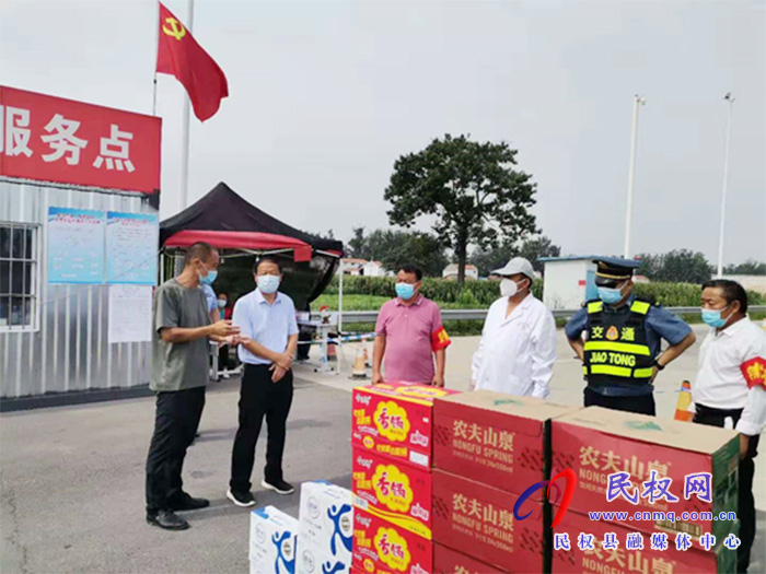 民权县总工会党组书记、主席瞿志君 到白云寺镇慰问抗疫一线工作人员 民权县总工会党组书记、主席瞿志君 到白云寺镇慰问抗疫一线工作人员