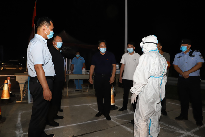 县委常委、政法委书记、副县长孟祥亮夜查疫情防控工作 县委常委、政法委书记、副县长孟祥亮夜查疫情防控工作