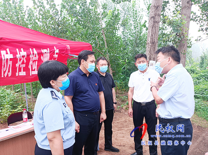 县委常委、政法委书记、副县长孟祥亮查看疫情防控工作 县委常委、政法委书记、副县长孟祥亮查看疫情防控工作