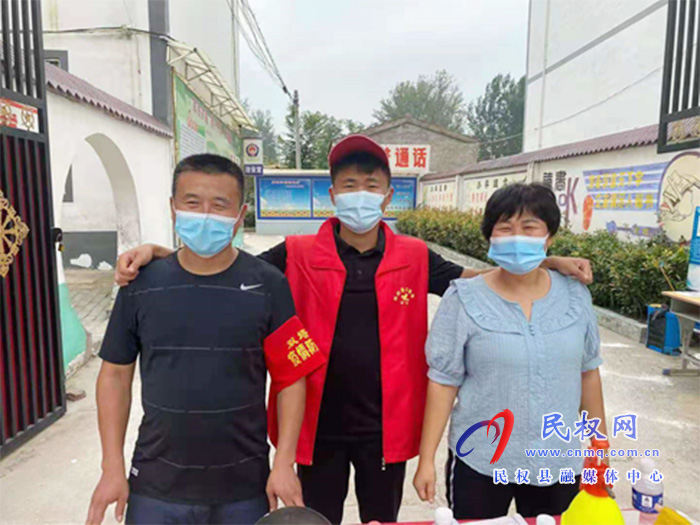 一家三口筑起“防疫屏障” 一家三口筑起“防疫屏障”