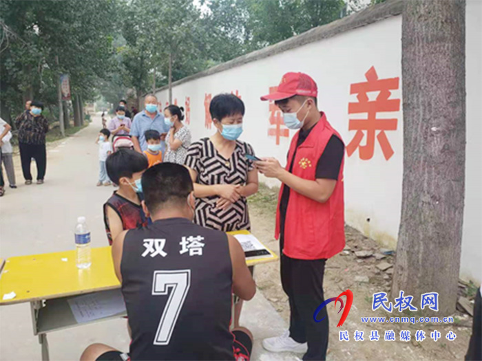 一家三口筑起“防疫屏障” 一家三口筑起“防疫屏障”