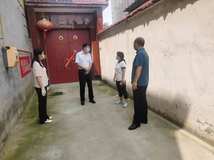 县委常委、县纪委书记、县监委主任张亚光到南华办事处等地督导检查疫情防控工作 县委常委、县纪委书记、县监委主任张亚光到南华办事处等地督导检查疫情防控工作