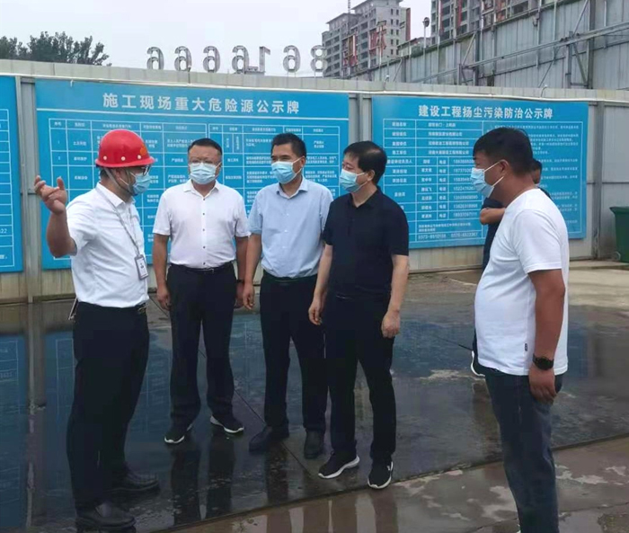 县委常委、统战部长赵通督导在建项目工地疫情防控工作