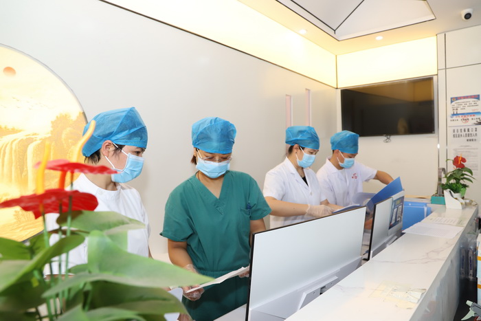 探访扎根在定点隔离酒店“疫”线医务工作者 探访扎根在定点隔离酒店“疫”线医务工作者
