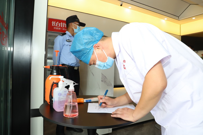 探访扎根在定点隔离酒店“疫”线医务工作者 探访扎根在定点隔离酒店“疫”线医务工作者