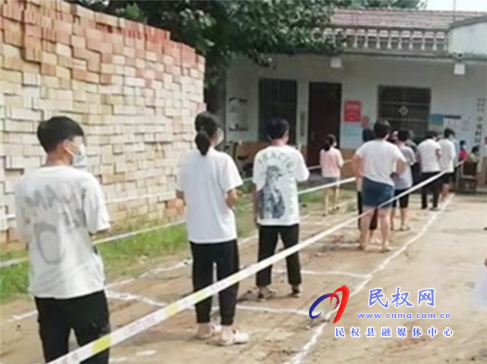 双塔镇:教师志愿者在核酸检测现场筑起“疫情防线” 双塔镇:教师志愿者在核酸检测现场筑起“疫情防线”