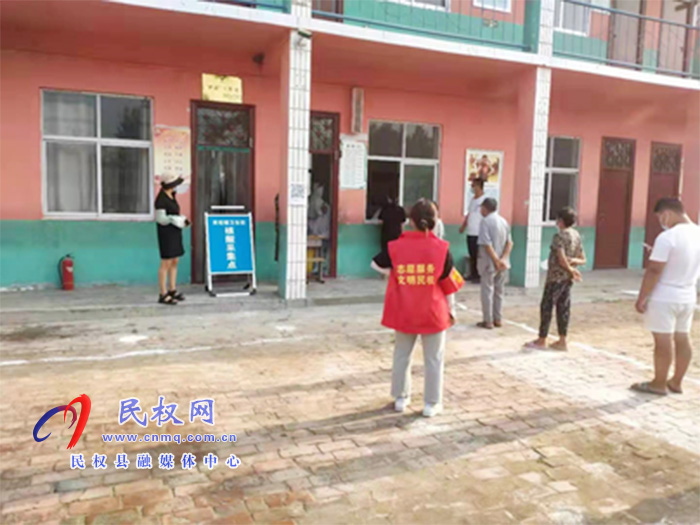 双塔镇:教师志愿者在核酸检测现场筑起“疫情防线” 双塔镇:教师志愿者在核酸检测现场筑起“疫情防线”
