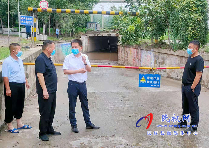 县委常委、县委办公室主任孟亚松到野岗镇督导防汛工作 县委常委、县委办公室主任孟亚松到野岗镇督导防汛工作