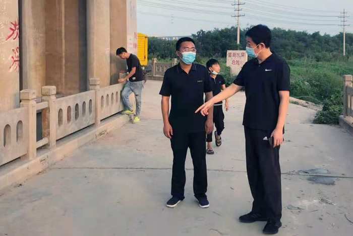 县委常委、宣传部长屠志远到南华办事处巡河督导防汛工作 县委常委、宣传部长屠志远到南华办事处巡河督导防汛工作