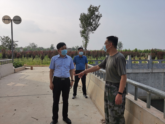 县人武部政委潘俊琦到林七乡开展防汛巡河工作 县人武部政委潘俊琦到林七乡开展防汛巡河工作