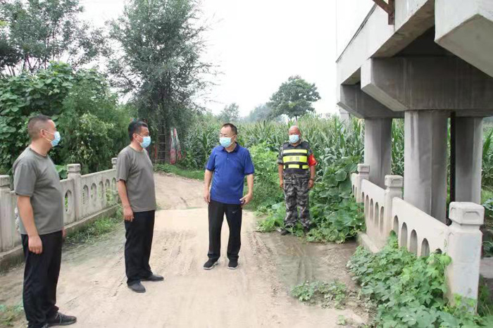 县政协主席周明河到老城干渠花园段开展巡河工作 县政协主席周明河到老城干渠花园段开展巡河工作