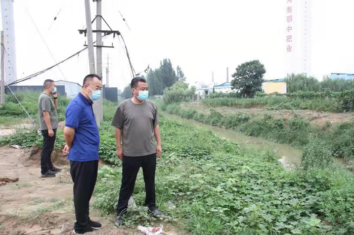 县政协主席周明河到老城干渠花园段开展巡河工作 县政协主席周明河到老城干渠花园段开展巡河工作