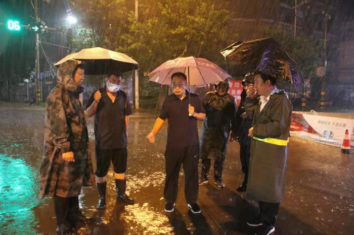 县政协主席周明河到绿洲办督导城区防汛排涝工作 县政协主席周明河到绿洲办督导城区防汛排涝工作
