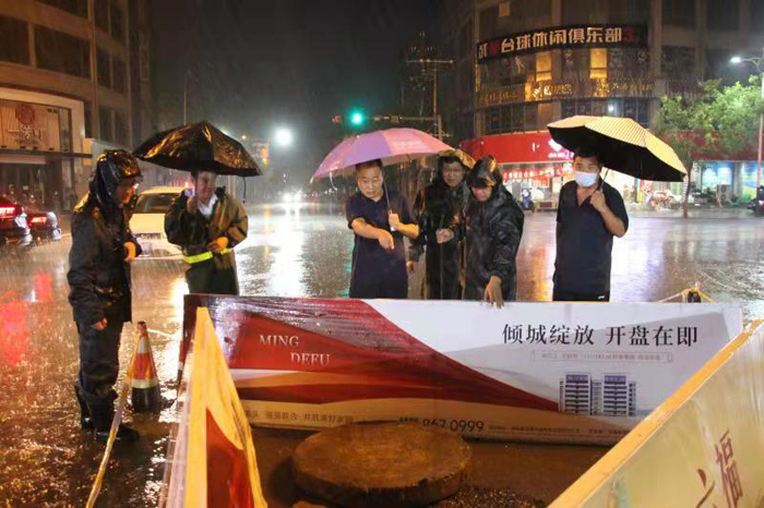 县政协主席周明河到绿洲办督导城区防汛排涝工作 县政协主席周明河到绿洲办督导城区防汛排涝工作