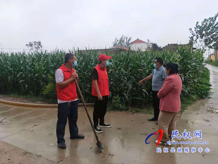 林七乡:党员帮扶群众雨后农田排涝 林七乡:党员帮扶群众雨后农田排涝