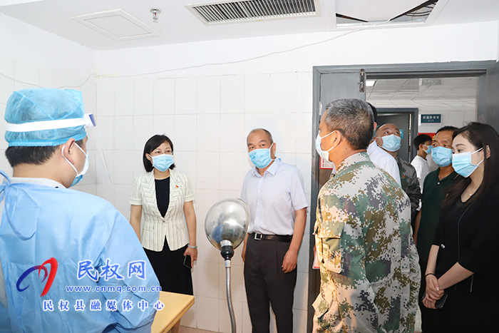 县委副书记、代县长王静娴检查征兵体检工作 县委副书记、代县长王静娴检查征兵体检工作